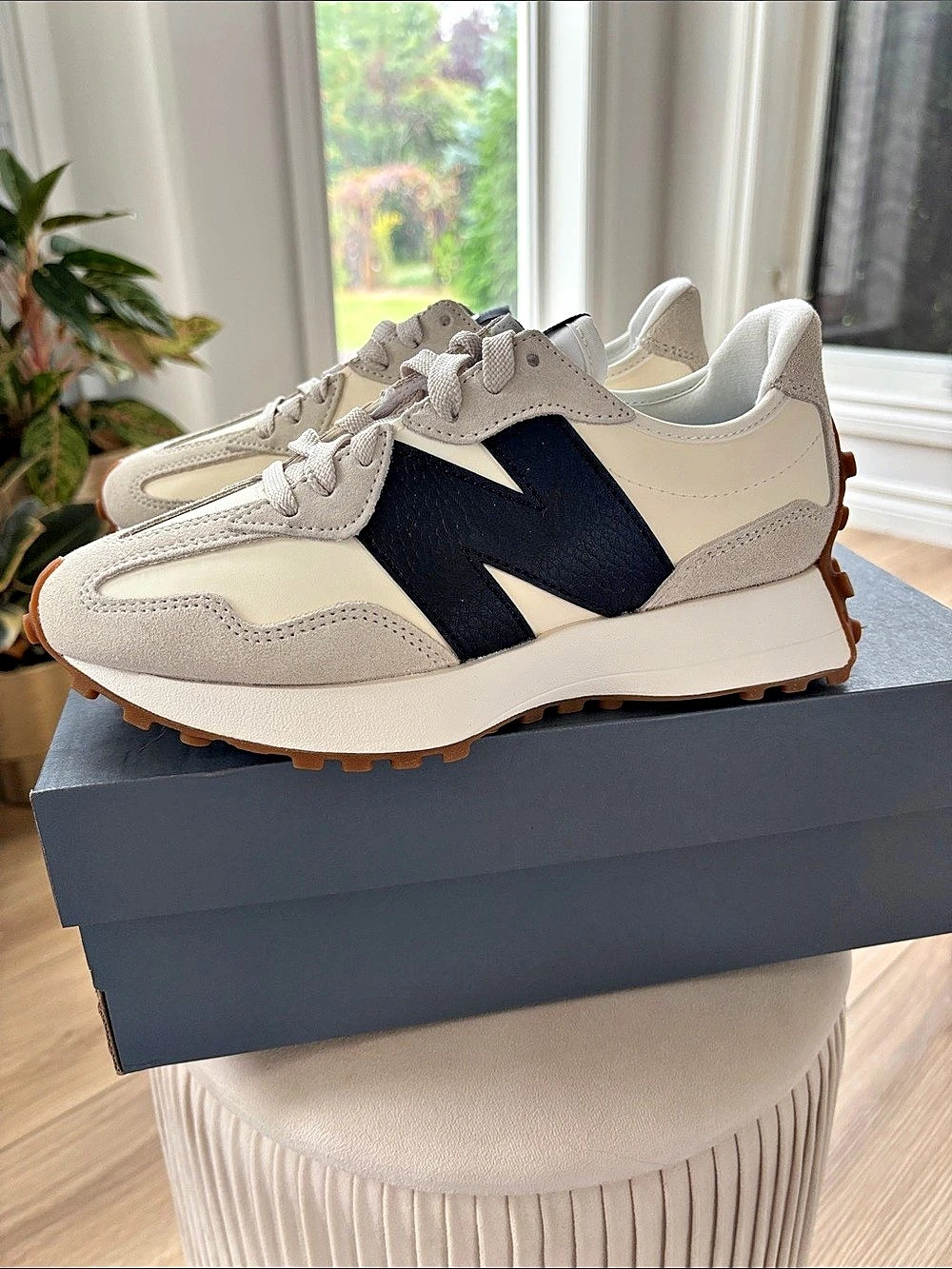 New Balance 327 Moonbeam Black Gum Sneakers White & Black 6 Like New